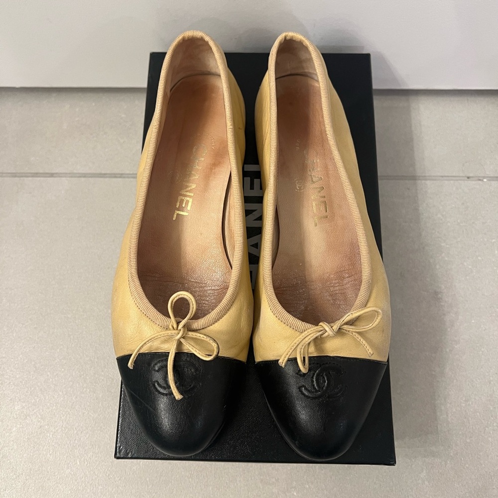 Chanel vintage tan and black ballet flats size 38